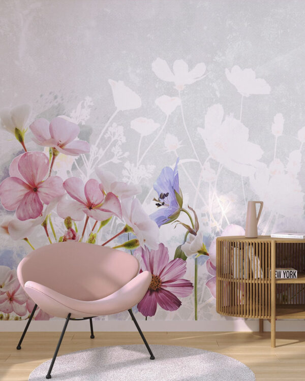 Fototapeta z różowym krzesłem i kwiatami oraz jasnym cieniem na szarym tle.