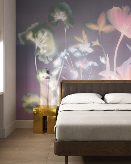 dzikie kwiaty z fioletowymi refleksami na ścianie w sypialni z sofą