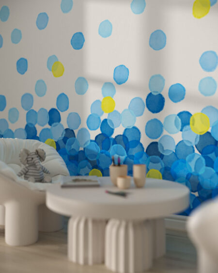 niebieskie, żółte kulki na ścianie na białym tle w pokoju dziecięcym