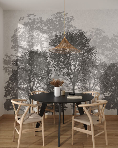 sześć czarno-białych drzewek namalowanych na ścianie ze stołem i czterema krzesłami